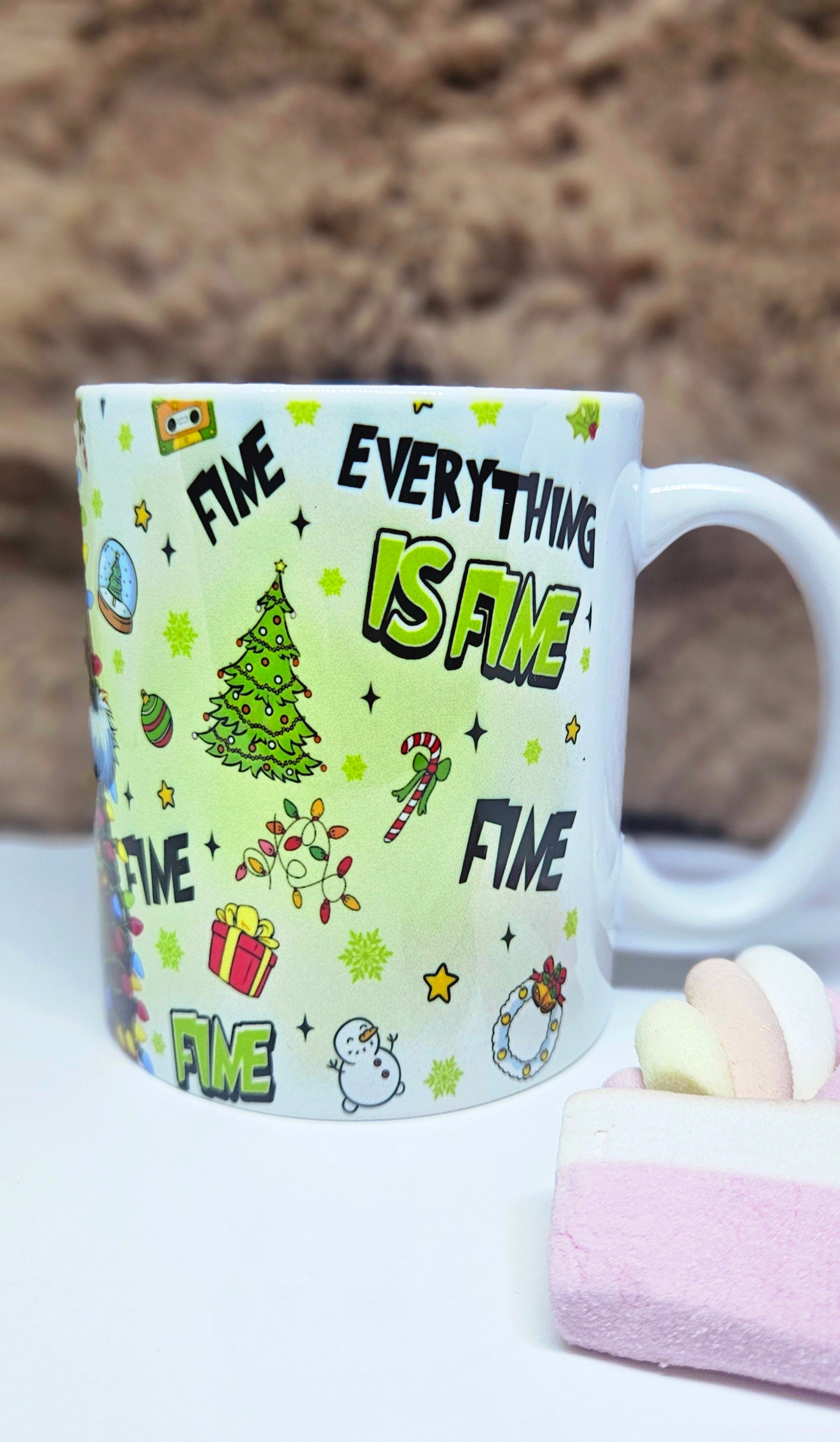 💚 Mug “Everything Is Fine” – Esprit Grinch de Noël 🎄