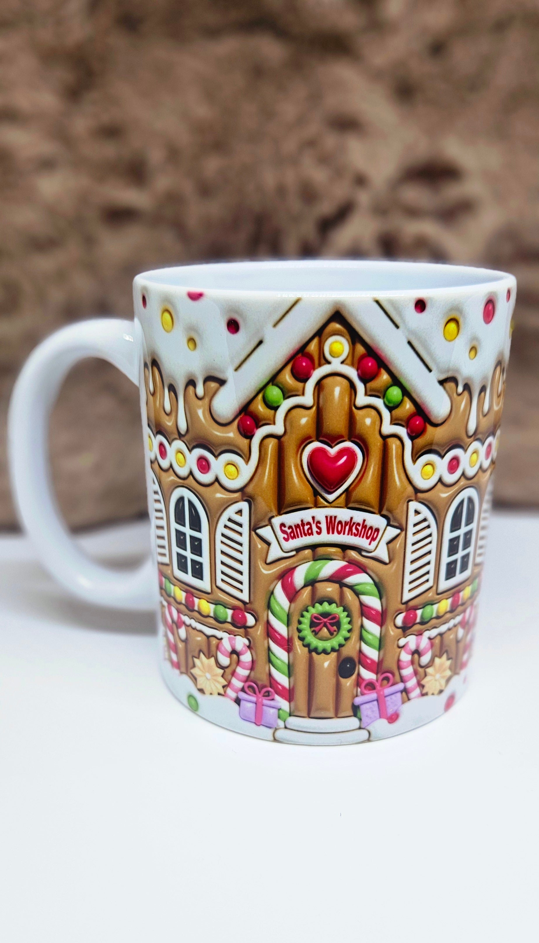 🍬 Mug “Santa’s Workshop” – Maison Pain d’Épice (Effet 3D) 🎄
